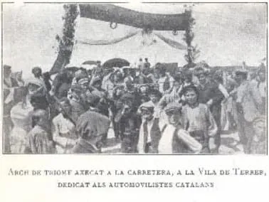 Arc de triomf aixecat a la carretera, a la Vila de Terres, dedicat als automobilistes catalans de la cursa Barcelona-Madrid del 1906, amb una multitud a sota