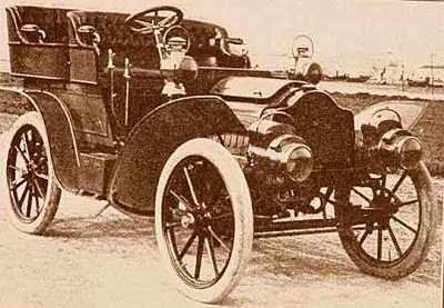 Automóvil Anglada de turismo de principios del siglo XX, en fotografía sepia