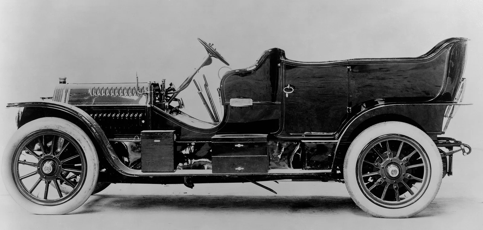 Early 20th-century 40 HP Benz Landaulet in profile, like the one Domingo Balet gave the King