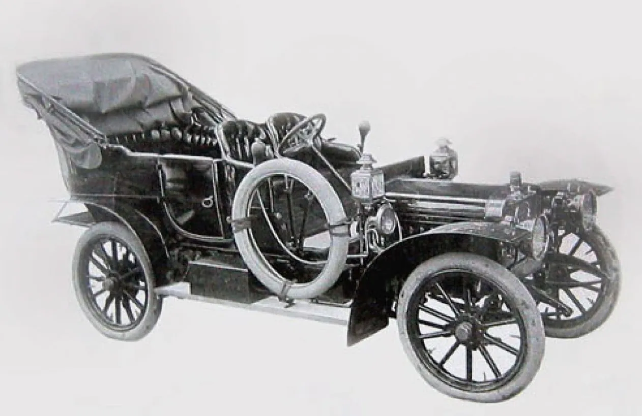Automóvil Hispano-Suiza descapotable de principios del siglo XX, en fotografía en blanco y negro