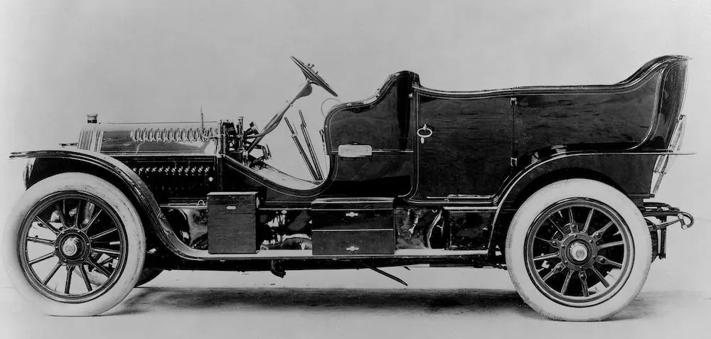 Early 20th-century touring car in profile, like those the Auto Garage Términus sold to King Alfonso XIII