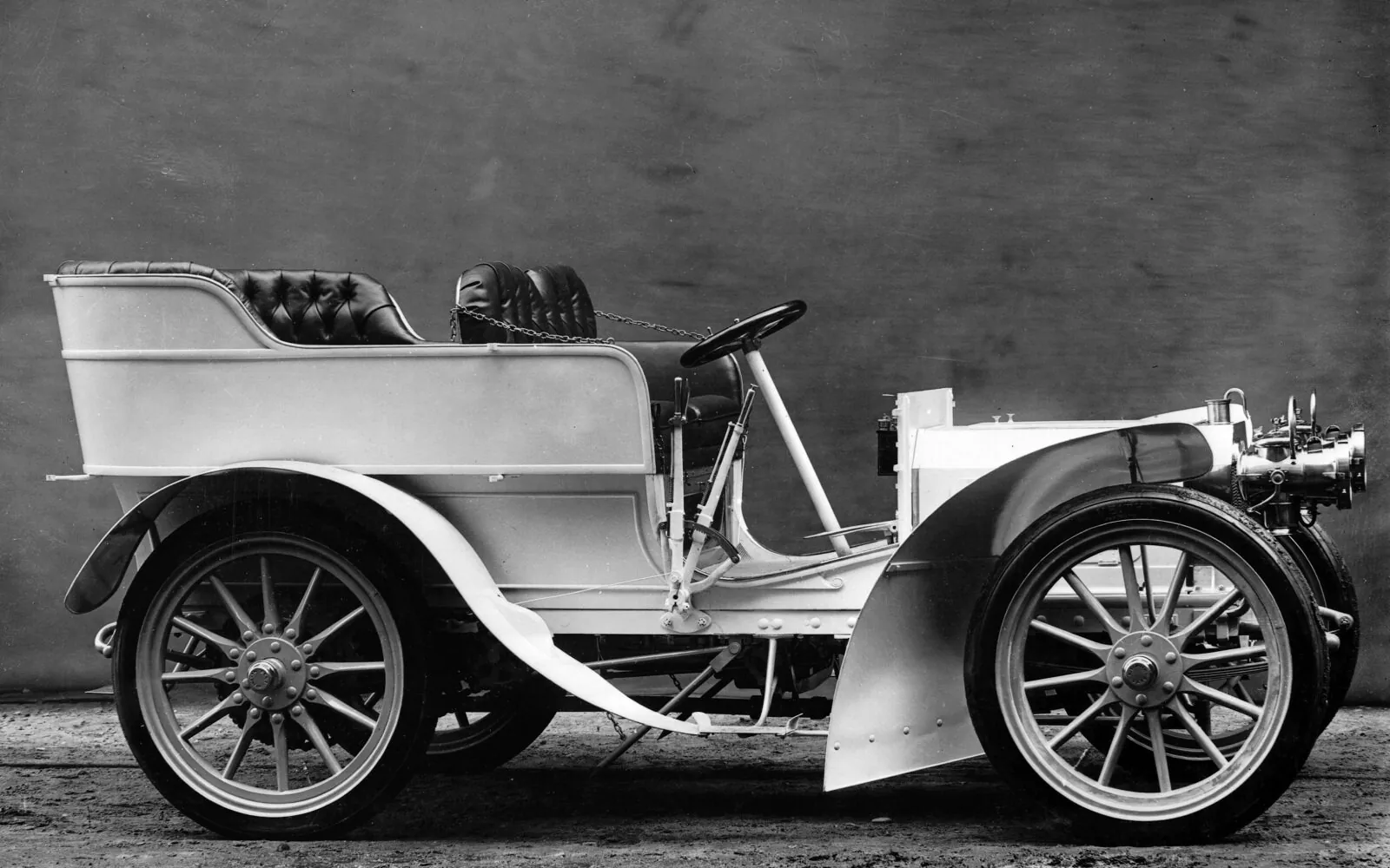 Benz Parsifal blanco de dos plazas visto de perfil, en fotografía en blanco y negro