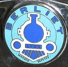 Emblema azul de los automóviles Berliet de Lyon con una locomotora de frente