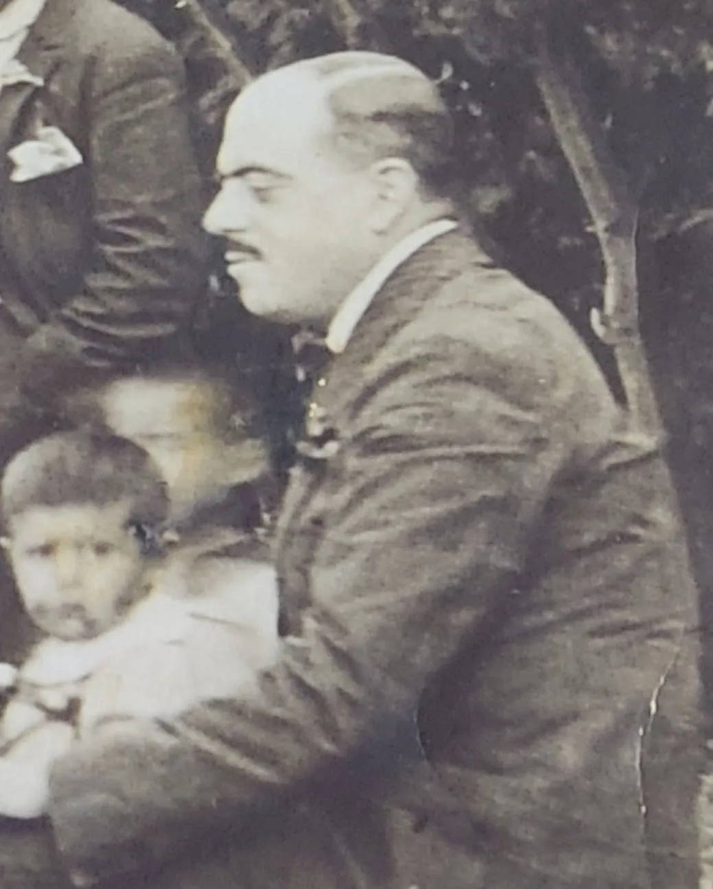 Enrique Balet Duran el 1915, retrat sèpia amb bigoti i vestit, amb un nen petit en primer pla