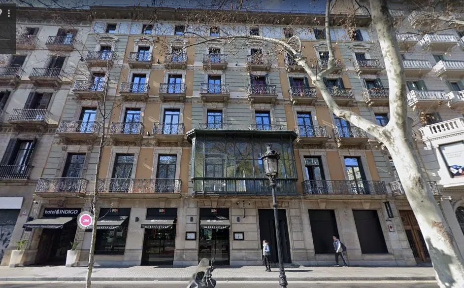 Today's façade of the Hotel Indigo in Barcelona, a building with balconies and a bay window where the old garage once stood