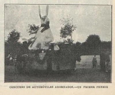 Fotografia de premsa del 1904: automòbil decorat amb un gran conill blanc de flors, primer premi del concurs d'automòbils guarnits de les festes de la Mercè