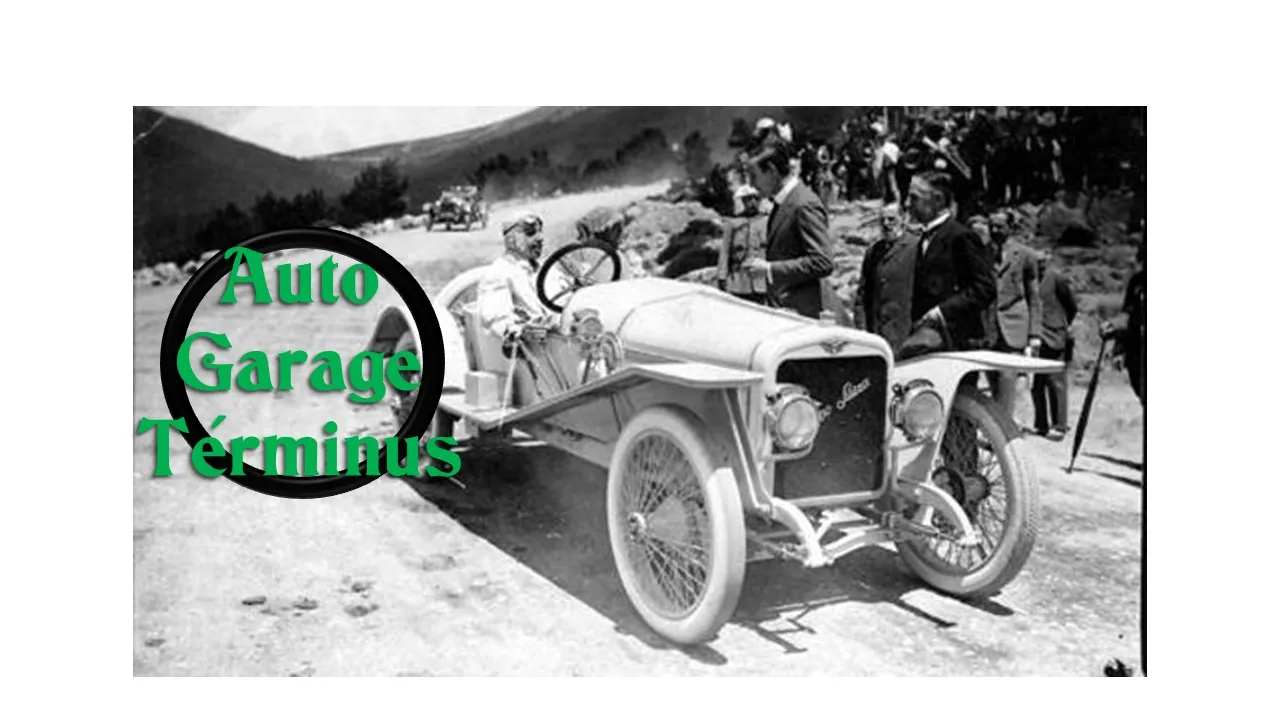 Hispano-Suiza de curses de principis del segle XX amb el seu pilot i un grup de cavallers en una carretera de muntanya, amb el rètol verd «Auto Garage Términus»