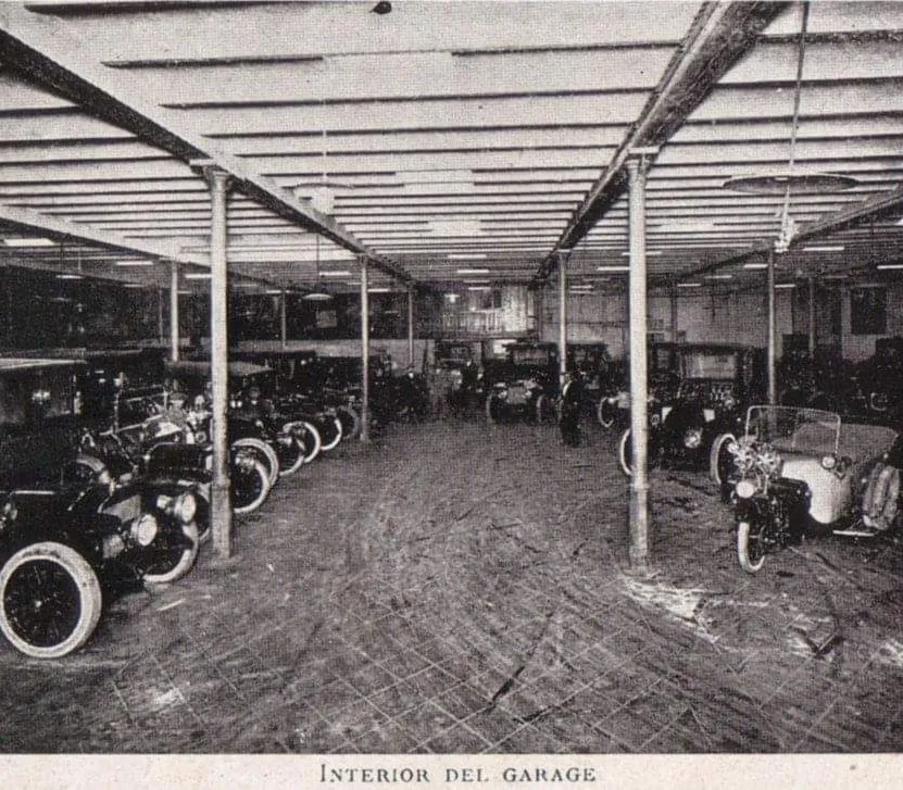 “Interior del garage”: a hall with iron columns and rows of parked vintage cars