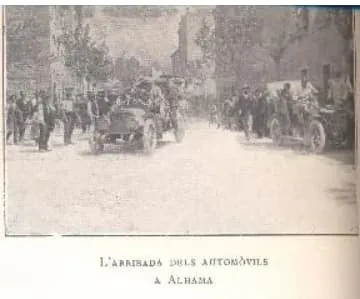 Arribada dels automòbils participants a la cursa Barcelona-Madrid a Alhama, entre el públic, el 1906