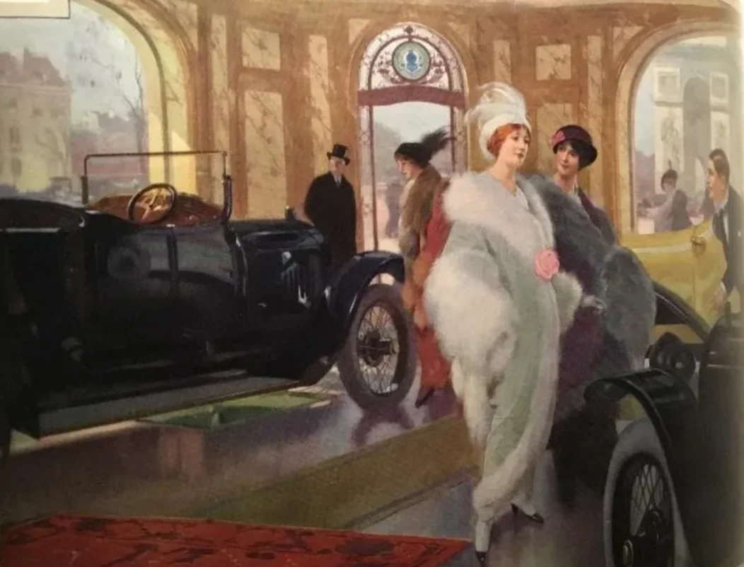 Pintura d'una festa elegant en un saló d'exposició d'automòbils de principis del segle XX, amb dames vestides de gala